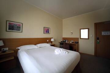 Фото номера Улучшенный двухместный номер с 1 кроватью Отель City Hotel Bishkek г. Бишкек 3