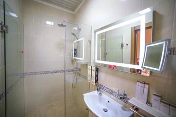 Фото номера Стандартный одноместный номер Отель City Hotel Bishkek г. Бишкек 5