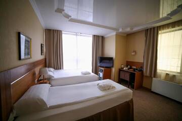Фото номера Улучшенный двухместный номер с 2 отдельными кроватями Отель City Hotel Bishkek г. Бишкек 5