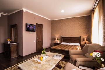 Фото номера Улучшенный двухместный номер с 1 кроватью Отель Shah Palace Hotel г. Бишкек 4