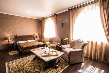 Фото номера Улучшенный двухместный номер с 1 кроватью Отель Shah Palace Hotel г. Бишкек 3