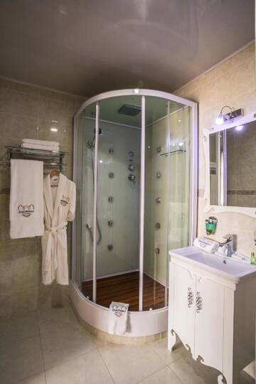 Фото номера Улучшенный двухместный номер с 1 кроватью Отель Shah Palace Hotel г. Бишкек 8