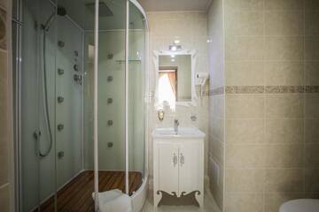 Фото номера Улучшенный двухместный номер с 1 кроватью Отель Shah Palace Hotel г. Бишкек 9