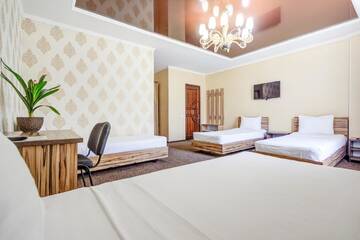 Фото номера Четырехместный номер с ванной комнатой Отель Hotel Kausar г. Бишкек 3