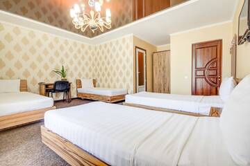 Фото номера Четырехместный номер с ванной комнатой Отель Hotel Kausar г. Бишкек 4