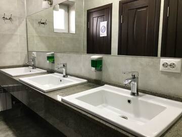 Фото номера Четырехместный номер с общей ванной комнатой Хостелы Apple Hostel Bishkek г. Бишкек 5