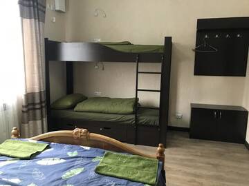 Фото номера Четырехместный номер с общей ванной комнатой Хостелы Apple Hostel Bishkek г. Бишкек 2