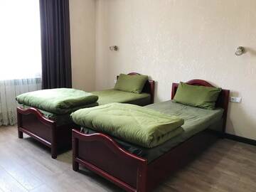Фото номера Четырехместный номер с общей ванной комнатой Хостелы Apple Hostel Bishkek г. Бишкек 6