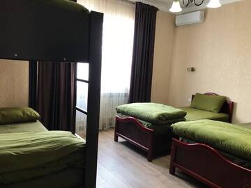 Фото номера Четырехместный номер с общей ванной комнатой Хостелы Apple Hostel Bishkek г. Бишкек 7