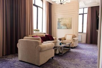 Фото номера Люкс с кроватью размера «king-size» Отель Madison Ave Hotel Bishkek г. Бишкек 4