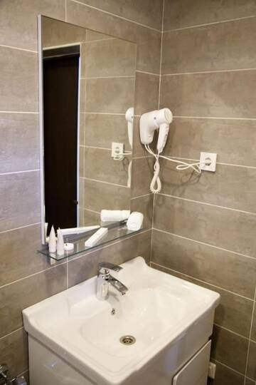 Фото номера Стандартный номер с кроватью размера &quot;king-size&quot; Отель Lumarc Hotel г. Бишкек 9