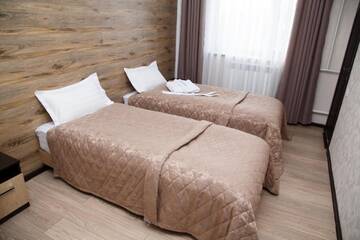 Фото номера Стандартный двухместный номер с 2 отдельными кроватями Отель Lumarc Hotel г. Бишкек 3