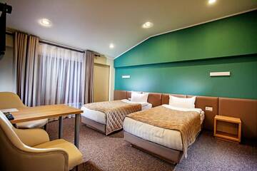 Фото номера Улучшенный двухместный номер с 2 отдельными кроватями Отель Lumarc Hotel г. Бишкек 3