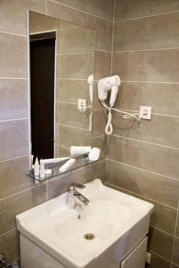 Фото номера Стандартный номер с кроватью размера &quot;king-size&quot; Отель Lumarc Hotel г. Бишкек 4