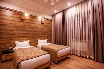 Фото номера Стандартный двухместный номер с 2 отдельными кроватями Отель Lumarc Hotel г. Бишкек 2