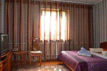 Фото номера Стандартный трехместный номер Гостевой дом Lotos Guest House г. Бишкек 3