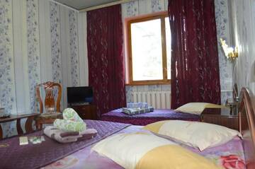 Фото номера Стандартный трехместный номер Гостевой дом Lotos Guest House г. Бишкек 8