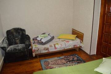 Фото номера Семейный номер с общей ванной комнатой Гостевой дом Lotos Guest House г. Бишкек 4