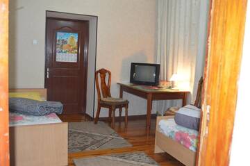 Фото номера Семейный номер с общей ванной комнатой Гостевой дом Lotos Guest House г. Бишкек 5