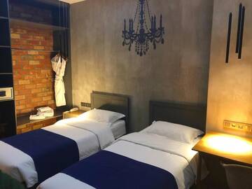 Фото номера Просторный двухместный номер с 2 отдельными кроватями Отель Bugu Hotel Bishkek г. Бишкек 14