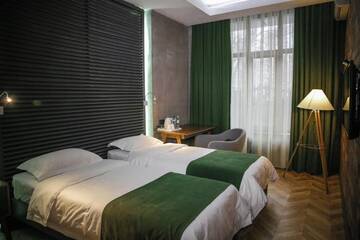 Фото номера Просторный двухместный номер с 2 отдельными кроватями Отель Bugu Hotel Bishkek г. Бишкек 9