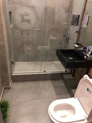 Фото номера Бюджетный двухместный номер с 2 отдельными кроватями Отель Bugu Hotel Bishkek г. Бишкек 3