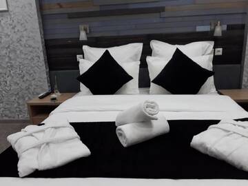 Фото номера Люкс с видом на город Отели типа «постель и завтрак» Small Hotel г. Бишкек 5