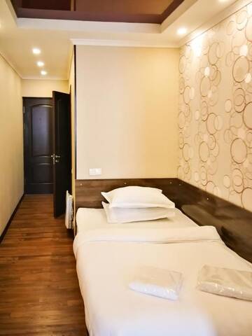 Фото номера Улучшенный одноместный номер Отель Salut Hotel г. Бишкек 15
