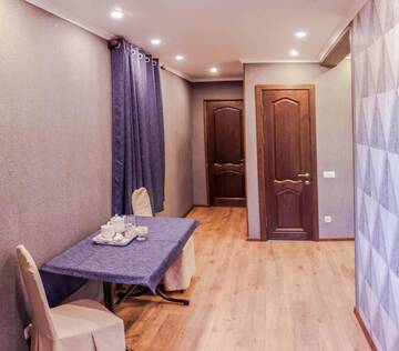 Фото номера Двухместный номер Делюкс с 1 кроватью Отель Salut Hotel г. Бишкек 8