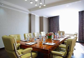 Фото номера Улучшенные апартаменты Отель Damas International Hotel г. Бишкек 5