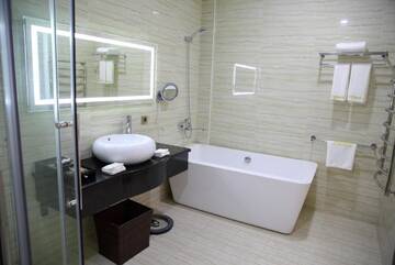 Фото номера Стандартный двухместный номер с 2 отдельными кроватями Отель Damas International Hotel г. Бишкек 6