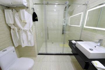 Фото номера Двухместный номер с 2 отдельными кроватями Отель Damas International Hotel г. Бишкек 4