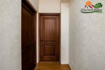 Фото номера Одноместный номер с ванной комнатой Гостевой дом Tiny Hotel Bishkek г. Бишкек 7