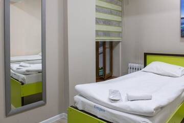 Фото номера Двухместный номер с 2 отдельными кроватями Хостелы Compass Hostel г. Бишкек 15