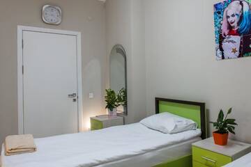 Фото номера Двухместный номер с 2 отдельными кроватями Хостелы Compass Hostel г. Бишкек 20