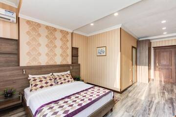 Фото номера Улучшенный номер с кроватью размера «king-size» Отель Bishkek Centrum Hotel г. Бишкек 11