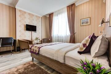 Фото номера Улучшенный номер с кроватью размера «king-size» Отель Bishkek Centrum Hotel г. Бишкек 10