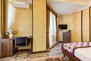 Фото номера Номер Делюкс (для 2 взрослых и 1 ребенка) Отель Bishkek Centrum Hotel г. Бишкек 4