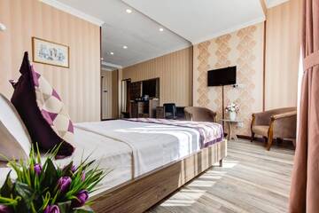 Фото номера Улучшенный номер с кроватью размера «king-size» Отель Bishkek Centrum Hotel г. Бишкек 8