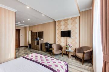 Фото номера Улучшенный номер с кроватью размера «king-size» Отель Bishkek Centrum Hotel г. Бишкек 5