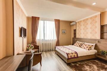 Фото номера Улучшенный номер с кроватью размера «king-size» Отель Bishkek Centrum Hotel г. Бишкек 6