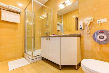 Фото номера Улучшенный номер с кроватью размера «king-size» Отель Bishkek Centrum Hotel г. Бишкек 3
