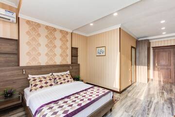 Фото номера Улучшенный номер с кроватью размера «king-size» Отель Bishkek Centrum Hotel г. Бишкек 7