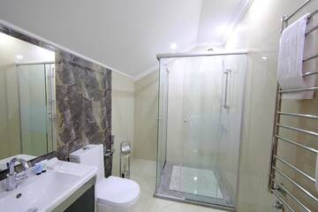 Фото номера Люкс с 2 спальнями Отель Premier Hotel г. Бишкек 11