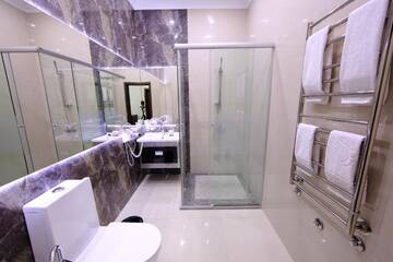 Фото номера Люкс с 2 спальнями Отель Premier Hotel г. Бишкек 22