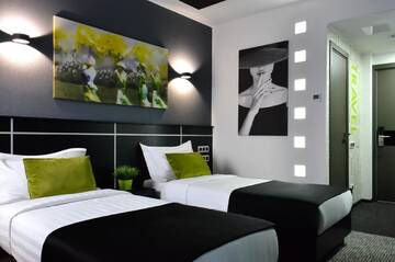 Фото номера Двухместный номер с 2 отдельными кроватями Отель Art Hotel Bishkek г. Бишкек 2
