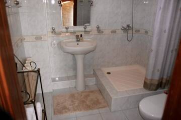 Фото номера Двухместный номер Делюкс с 1 кроватью и душем Мини-отель Astoria Garden г. Бишкек 9