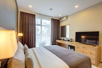 Фото номера Люкс с кроватью размера «king-size» Отель Aurum hotel г. Бишкек 10