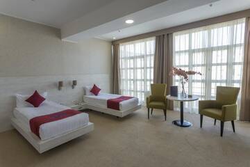 Фото номера Двухместный номер Делюкс с 2 отдельными кроватями Отель B Hotel Bishkek г. Бишкек 2