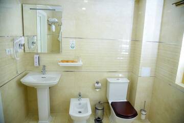 Фото номера Номер Делюкс с кроватью размера «king-size» Отель B Hotel Bishkek г. Бишкек 5